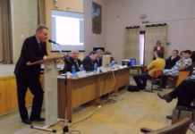 Глава Олонецкой администрации: «Комментарии о бреде я давать не буду» Глава Олонецкой районной администрации Сергей Прокопьев выступает на сессии райсовета. Фрагмент видео: mustoi.ru