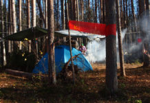 Для «сунских партизан» предвыборная передышка закончилась? Лагерь защитников Сунского бора. Фото: Валерий Поташов