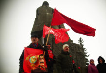 Карельские коммунисты пришли к Ленину со Сталиным Карельские коммунисты отметили очередную годовщину Октябрьской революции. Фото: Валерий Поташов