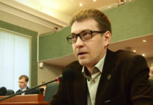 Парламентская оппозиция Карелии решила оспорить закон о прожиточном минимуме пенсионера в Конституционном суде республики Член фракции "Яблоко" парламента Карелии Андрей Рогалевич. Фото: Валерий Поташов