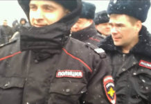 Редакция «Черники» намерена установить личность сотрудника Росгвардии, ударившего журналиста на митинге в Петрозаводске На этом снимке - сержант Росгвардии, который напал на журналиста, снимавшего задержание участника протестного митинга. Фото предоставлено очевидцем инцидента