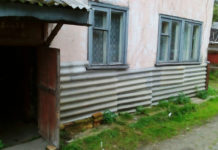 Расселение по-надвоицки: из барака в барак Этот дом в поселке Надвоицы местные чиновники не хотят признавать аварийным. Фото: vk.com