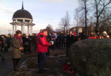 Жители Петрозаводска почтили память погибших в теракте Акция на набережной Онежского озера в Петрозаводске в память о погибших в теракте в метро Санкт-Петербурга. Фото: Черника