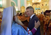 Митрополит Петрозаводский и Карельский Константин стал в Карелии лауреатом года Митрополит Константин и глава Карелии Артур Парфенчиков. Фото: facebook.com