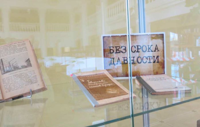 32048
