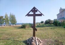Епархия установила крест на набережной в Петрозаводске