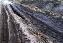 Из-за дороги люди не смогли попасть на работу