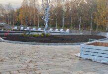 Шезлонги, качели и пластиковое дерево: что не так с новым дизайном набережной?