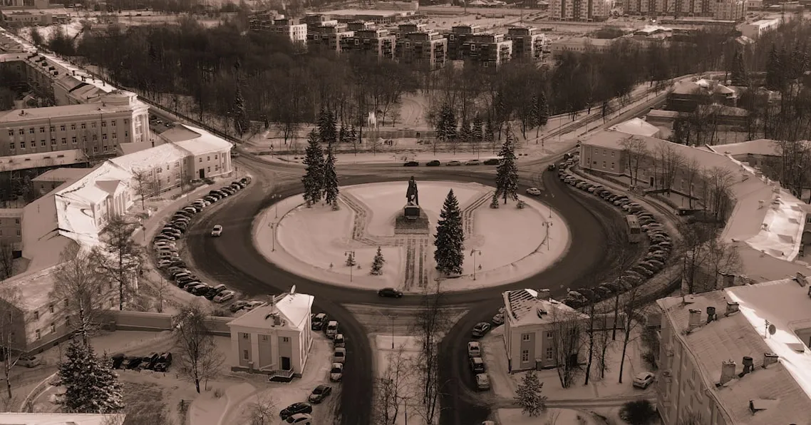 Петра спрятали в сарае, Ленина поставили на его место: история главной площади Петрозаводска