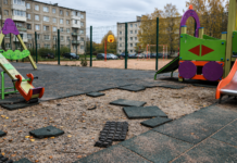 Площадку повредили, родителей отчитали